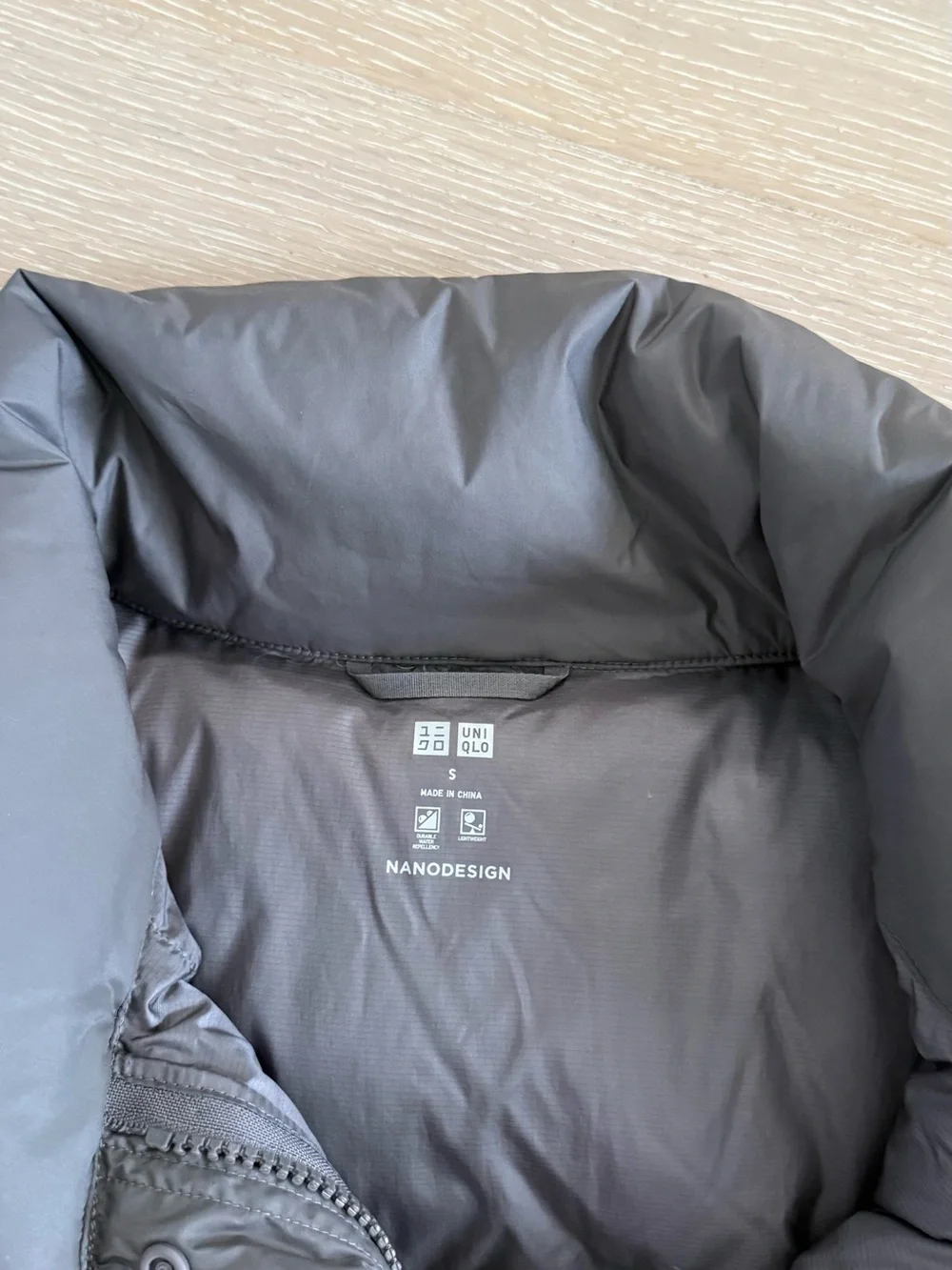 Uniqlo Women’s Gray Puffer Jacket - size S. Draw string bottom. Nano Design